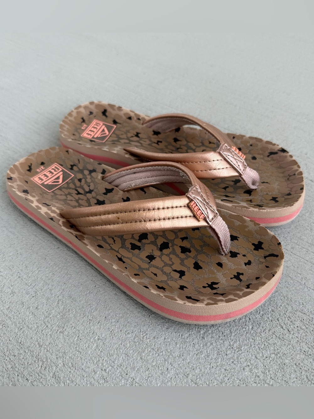 Reef Kids Ahi Leopard Print Flip Flops Rose Gold Thong Sandals Size Youth 2/3